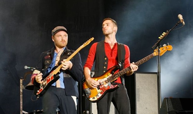 Intip Gaya Panggung Chris Martin Dkk, Agar Nonton Coldplay Gak Salah Kostum