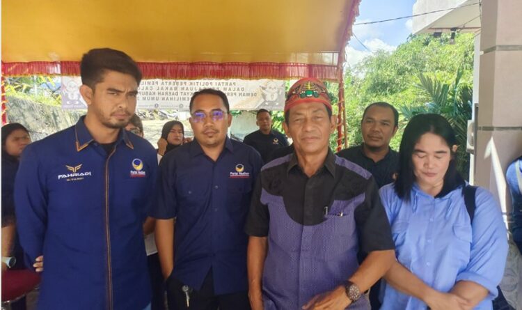 Foto : Jajaran pengurus DPD Partai Nasdem usai melakukan pendaftaran Bacaleg di KPU Murung Raya yang dipimpin langsung oleh Ketua DPD Partai Nasdem, Likon, S