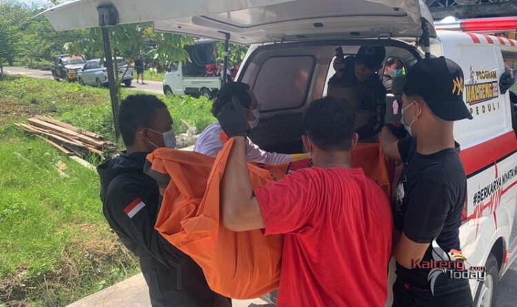 Teks Poto: Jasad korban saat hendak dievakuasi ke Ruang Kamboja RSUD Doris Sylavnus menggunakan mobil ambulance dari Tim Relawan Emergency Response Palangka Raya (ERP).