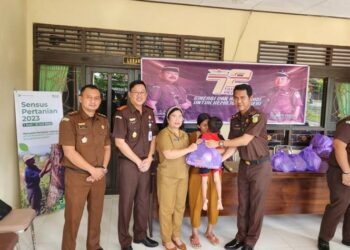 HUT Persaja ke-72 Kejari Gumas Gelar Bakti Sosial
