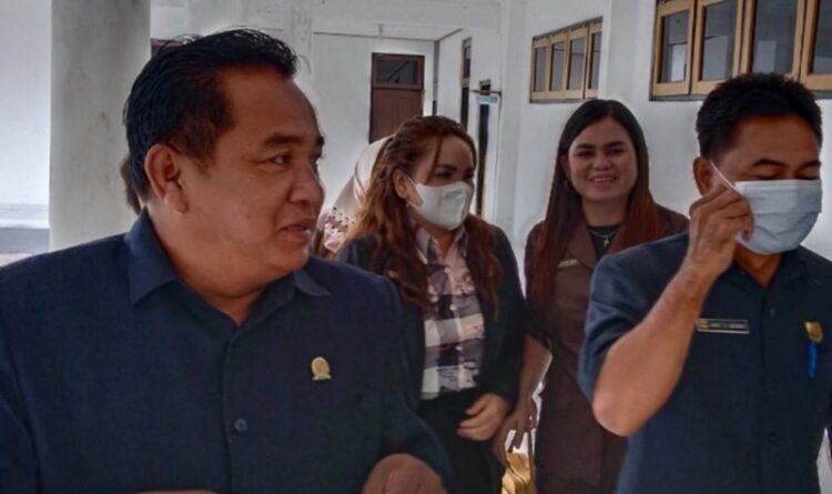 Foto : Kalangan DPRD Gumas Carles Frenki, bersama Pebrianto, Arit S Bajau dan Dewi Sari, ketika memasuki ruang rapat di kantor dewan setempat, belum lama ini.