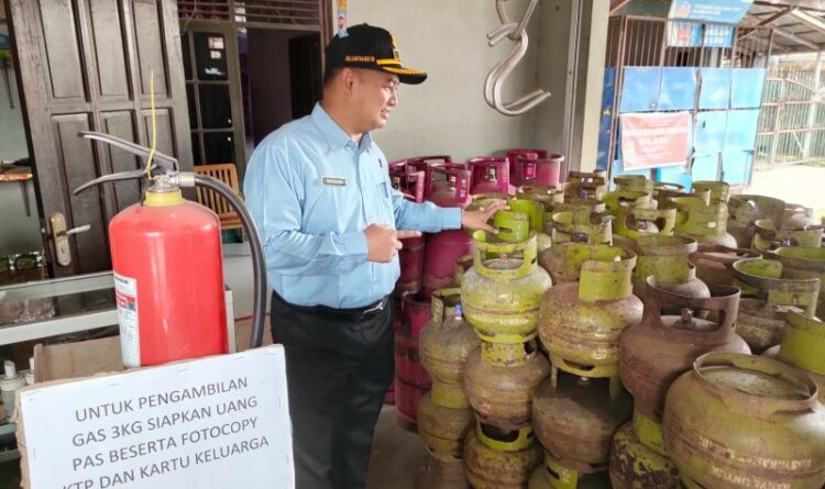 Foto : Kasi Datun Kejari Kota Palangka Raya, Nur Solikhin, pada saat ikut melakukan sidak harga gas LPG 3 kilogram.