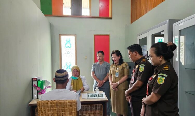 Foto : Kejaksaan Negeri Katingan ketika menyerahkan dua terdakwa tindak pidana narkotika ke Balai Rehabilitasi, Rabu (24/5/2023).