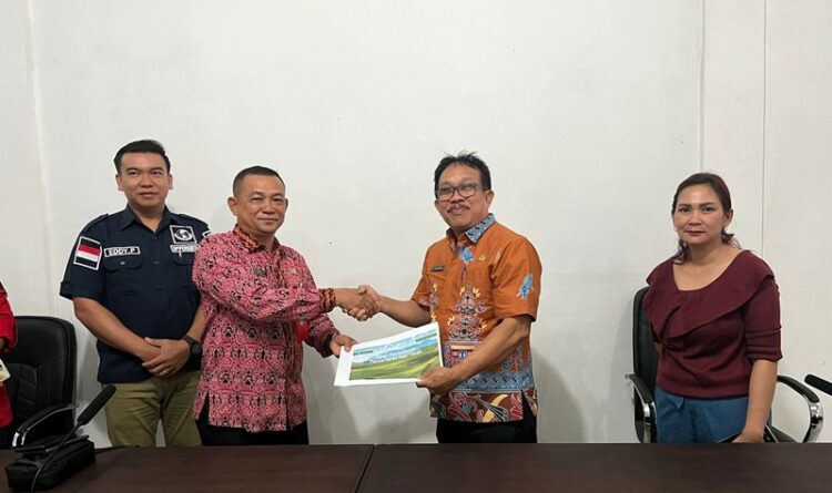 Foto : Kepala Dinas Komunikasi Informatika Statistik dan Persandian (Kominfostandi) Kabupaten Katingan Wim (kana) dan Kadisperkimtan, Adventus (Kiri)