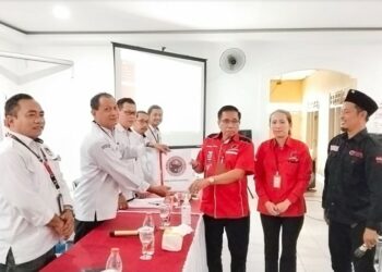 DPC Partai PDIP Gumas Serahkan Berkas Pencalonan ke KPU
