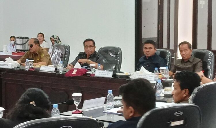 Ketua DPRD Kabupaten Gumas Akerman Sahidar bersama Wakilnya Binartha sedang pimpin kegiatan rapat dengar pendapat di gedung dewan, belum lama ini.