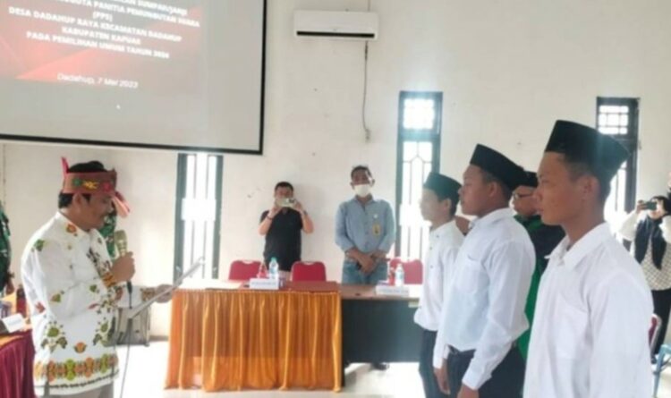 Foto : Ketua KPU Kabupaten Kapuas Adiresido,ST.,melantik 3 Anggota PPS Desa Dadahup Raya Kecamatan Dadahup.