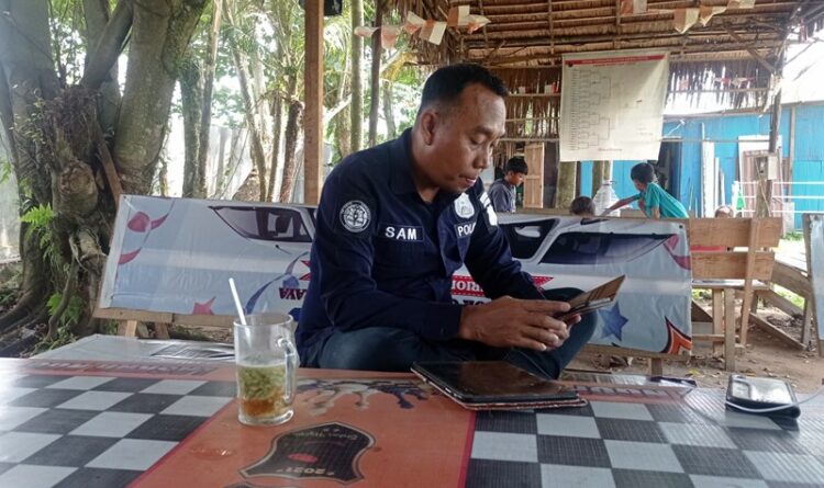 Teks Poto: Ketua Tim Virtual Police, Bidhumas Polda Kalteng, Ipda H. Shamsuddin, pada saat menerima laporan dari korban.