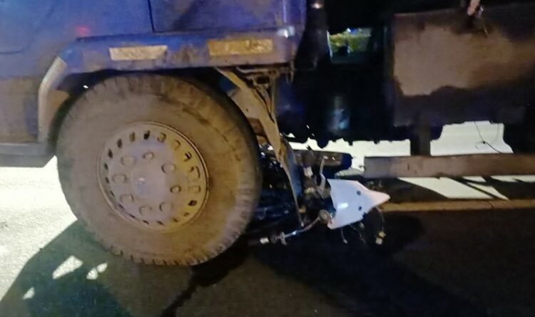 Teks Poto: Kondisi sepeda motor korban yang rusak usai dihantam truk tangki.