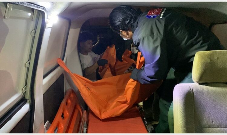 Teks Poto: Korban pada saat dievakuasi ke ambulans milik Tim ERP.