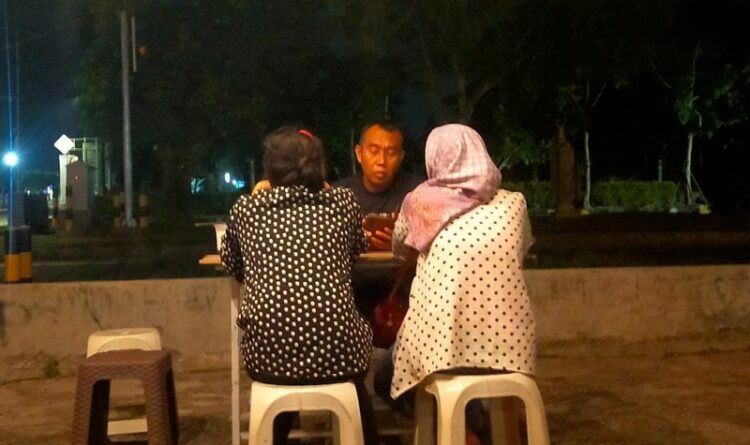 Foto : Korban pada saat melapor ke Ketua Tim Virtual Police, Bidhumas Polda Kalteng, Ipda H. Shamsuddin.