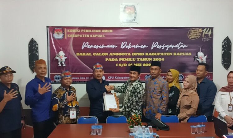 ket foto: Partai Nasdem daftarkan Bacaleg DPRD Ke KPU Kabupaten Kapuas.
