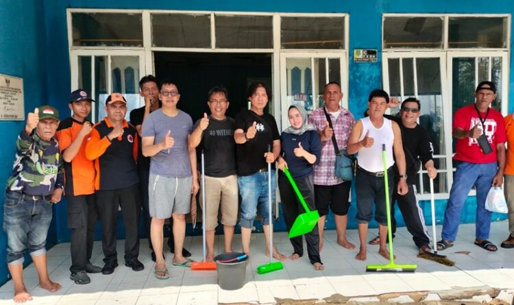 foto: Pengurus dan Anggota PWI Kabupaten Kapuas gotong royong membersihkan kantor dan lingkungan.