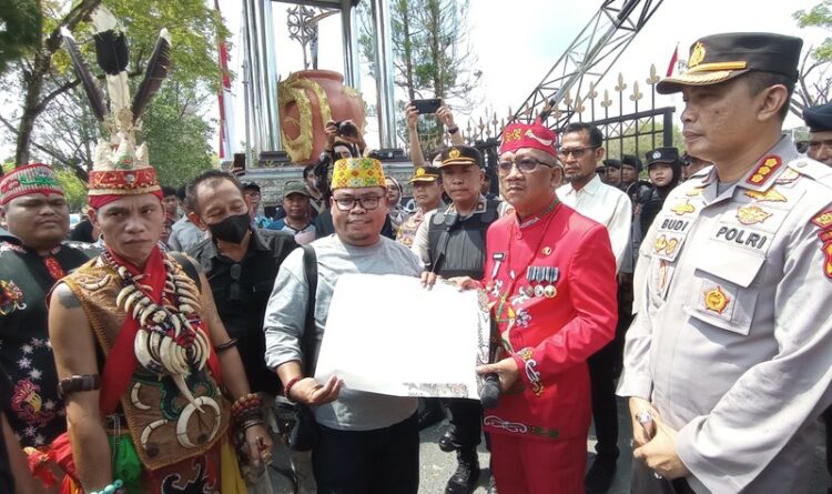 Teks Poto: Penyerahan tuntutan oleh MP3D kepada Asisten I Gubernur, Katma F. Dirun.