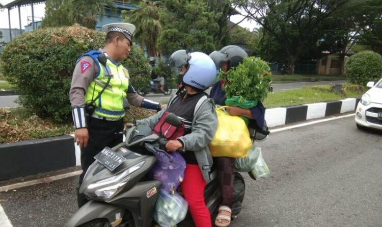 Pengendara Sepeda Motor Diimbau Tak Membawa Barang Yang Berlebihan