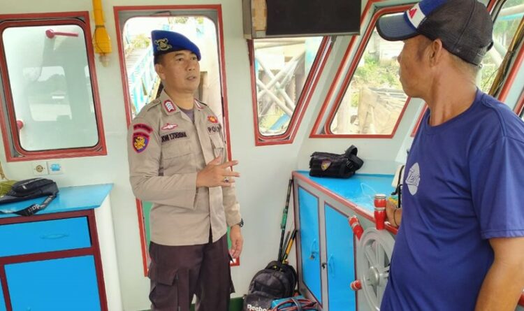 Foto : Polairud Polres Katingan ketika menggeledah nahkoda kapal, ABK dan penumpang kapal yang berlabuh di Pelabuhan Kasongan, Minggu (7/5/2023).