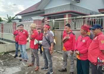 Fordayak Laksanakan Prosesi Adat Hinting Pali di Kediaman Hj. Fatmi