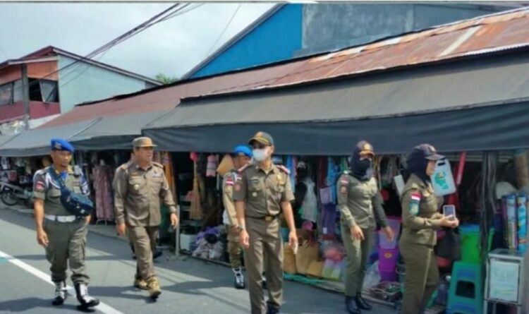 PENGAWASAN: Tim melakukan pemeriksaan dan mengawasi aktivitas masyarakat di wilayah Pata, Kecamatan Katingan,  Selasa (2/5/2023)