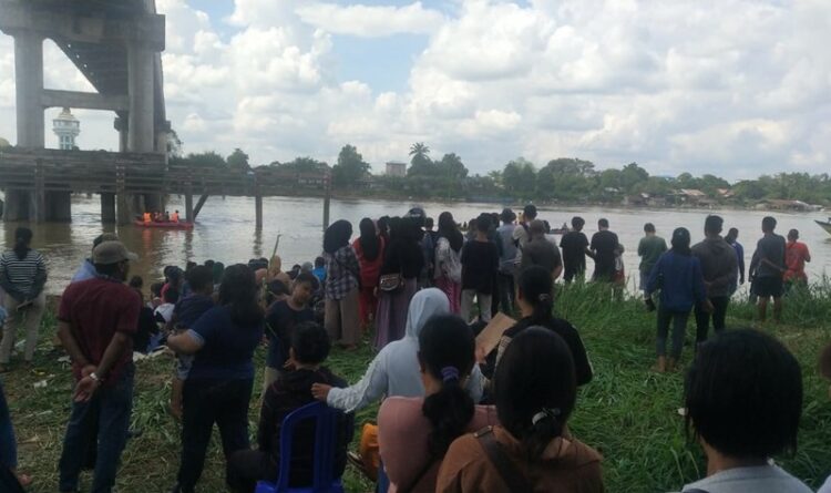 Foto : Warga melihat lokasi kejadian  korban di pinggir Jembatan Sei Katingan, Sabtu (27/5).
