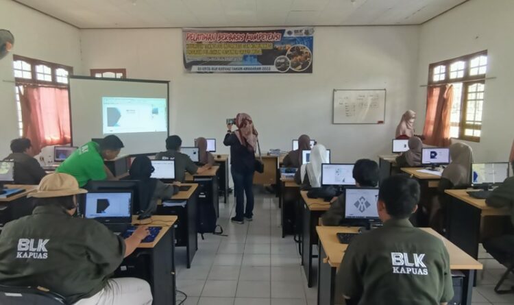 Ket foto: pelatihan kursus komputer berbasis desian grafis oleh 16 peserta.