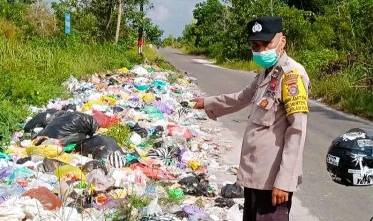 Bhabinkamtibmas Menteng Tanggapi Laporan Adanya Tumpukan Sampah di Jalan G. Obos XXIV
