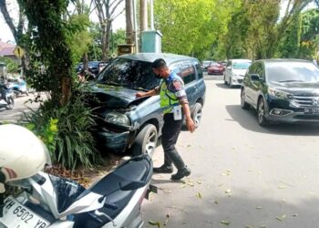 Slip Ban Hingga Tabrak Pohon, Pengemudi Suzuki Escudo Tewas