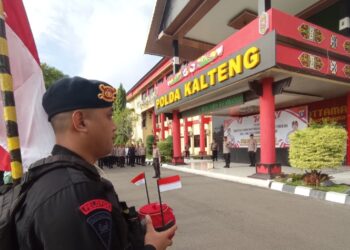 Air Suci Pertapaan Tjilik Riwut Diberangkatkan ke Mabes Polri