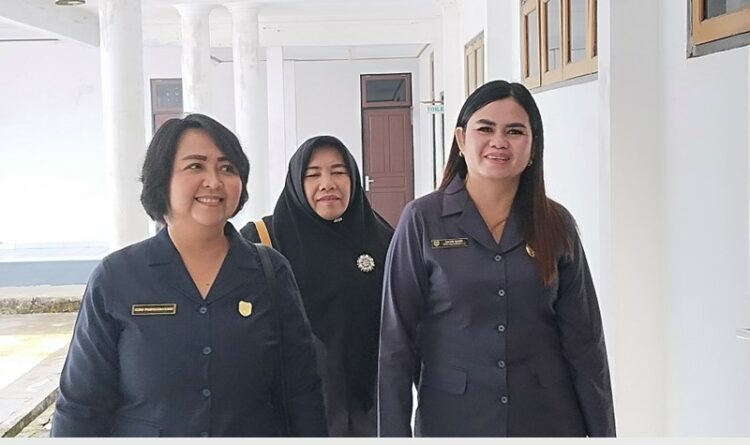 Foto : Anggota DPRD Gumas Dewi Sari bersama koleganya tengah menuju tempat kegiatan rapat paripurna di gedung dewan, belum lama ini.