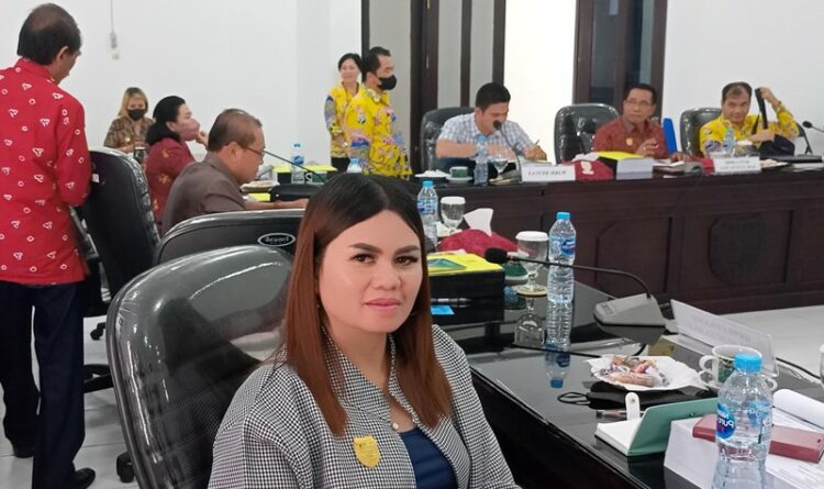 Foto : Anggota DPRD Gumas Dewi Sari sedang menghadiri dan mengikuti kegiatan rapat di kantor dewan setempat, belum lama ini.