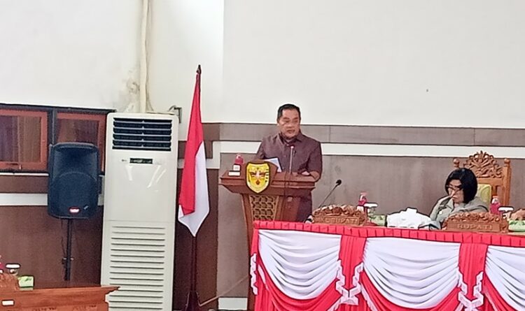 Anggota DPRD Gumas Untung J Bangas menyampaikan rekomendasi ke pemkab Gumas di ruang rapat kantor dewan setempat, Selasa (20/6).