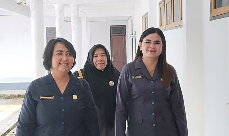 Anggota DPRD Kabupaten Gumas Dewi Sari, bersama koleganya menuju ruang rapat paripurna di gedung dewan setempat, belum lama ini.