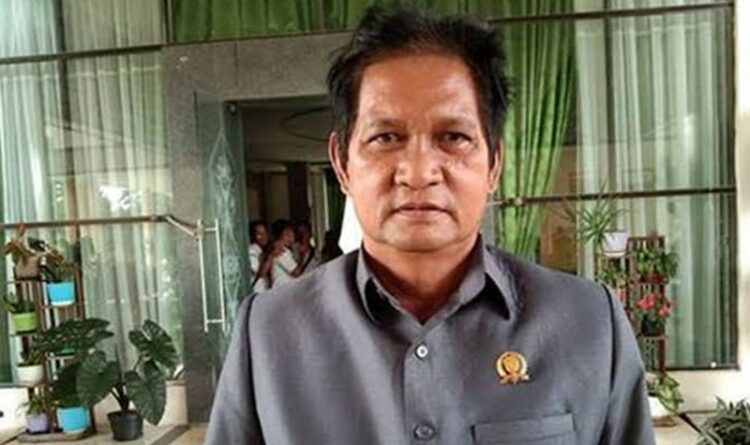 Anggota DPRD Kabupaten Katingan H Hanafi ketika memberikan keterangan pers, Rabu (7/6/2023).