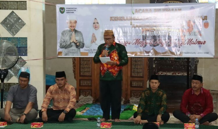 Foto : Asisten I Setda Seruyan Agus Suharto saat melepas keberangkatan calon jemaah haji asal Seruyan menuju embarkasi Banjarmasin