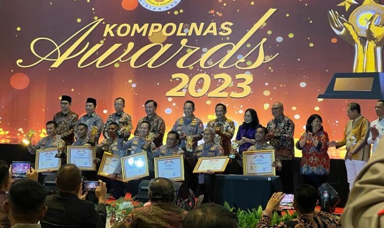 Caption ; Penghargaan Kompolnas Award 2023 dan Predikat sebagai Polres Tipe B Terbaik se-Indonesia yang diterima oleh Polres Bartim, di Mabes Polri (foto : ist)