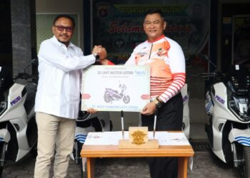Direktur Lantas Polda Kalteng, AKBP RS Handoyo, saat menerima hibah sepeda motor listrik.