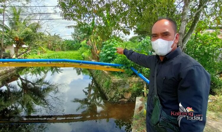 Foto - Anggota Komisi IV DPRD Kabupaten Kotawaringin Timur, Bima Santoso, saat melakukan sidak aliran sunga mentawa, belun lama ini.(Fit).