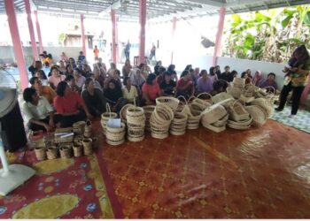 Hasil kerajinan menggunakan bahan hati rotan yang sebelumnya tidak di manfaatkan malah di buang.