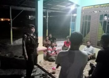 Foto : Jajaran Satsamapta Polresta Palangka Raya, pada saat melakukan mediasi kepada warga yang berseteru