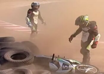 Teks Poto: Kedua pebalap asal Kota Palangka Raya, pada saat terjatuh di tikungan pertama race 1 Oneprix Putaran 2.