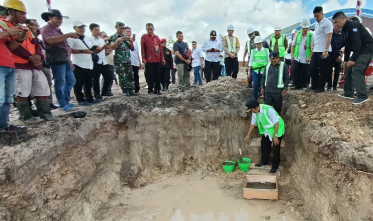 Kegiatan peletakan batu pertama dilakukan langsung oleh Plt Bupati Kapuas Drs HM Nafiah Ibnor,MM.RS Pratama Pujon Kapuas Tengah.
