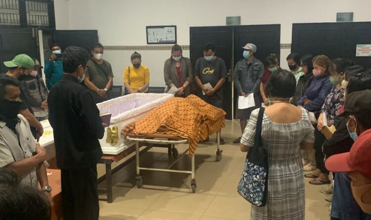 Keluarga Korban saat melakukan doa di ruang Kamboja RSUD dr. Doris Sylvanus Palangka Raya