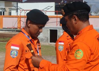 Kepala Basarnas Kota Palangka Raya, Anak Agung Alit Supartana, saat memasangkan lencana tanda dimulainya pelatihan SAR beregu perairan.