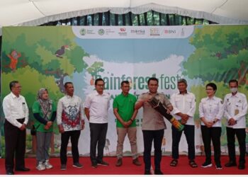 Teks Poto: Kepala Dinas Lingkungan Hidup Kota Palangka Raya, Achmad Zaini, saat membuka secara resmi Rainforest Festival.