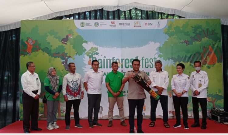 Teks Poto: Kepala Dinas Lingkungan Hidup Kota Palangka Raya, Achmad Zaini, saat membuka secara resmi Rainforest Festival.