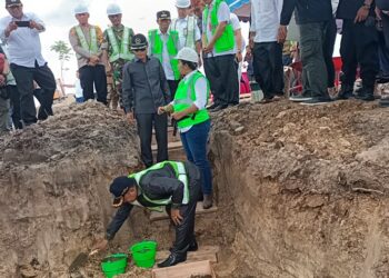Ketua DPRD Kapuas Ardiansah,S.Hut.MM.,meletakan batu pertama RS Pratama Pujon