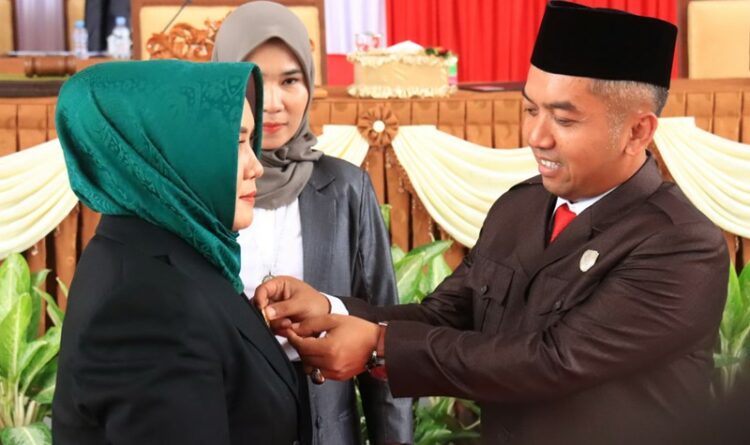 Ketua DPRD Seruyan Zuli Eko Prasetyo saat menyematkan Pin Anggota DPRD Seruyan kepada Siti Mulyati