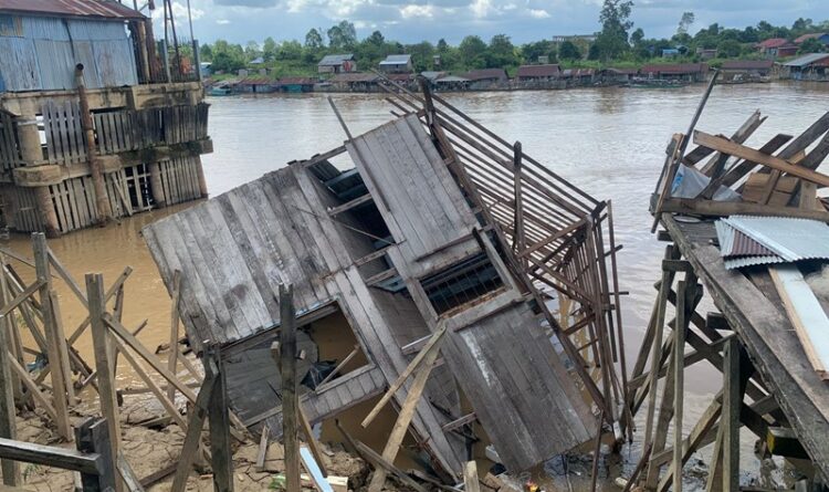 Poto: Kondisi rumah Alen yang rubuh akibat ablasi.