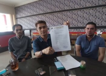 Teks Poto: Kuasa Hukum H. Nadalsyah, Rahmadi G Lentam, pada saat menunjukkan surat laporan ke Ditreskrimsus Polda Kalteng.