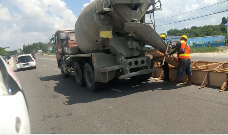 Pekerjaan median yang dilakukan pada ruas Jalan Tjilik Riwut Kilometer dua, Kamis (29/6/2023).