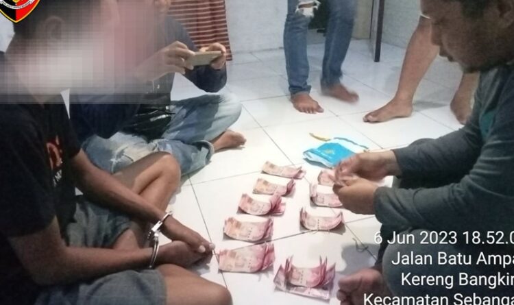 Foto : Pelaku saat ditangkap berikut barang buktinya
